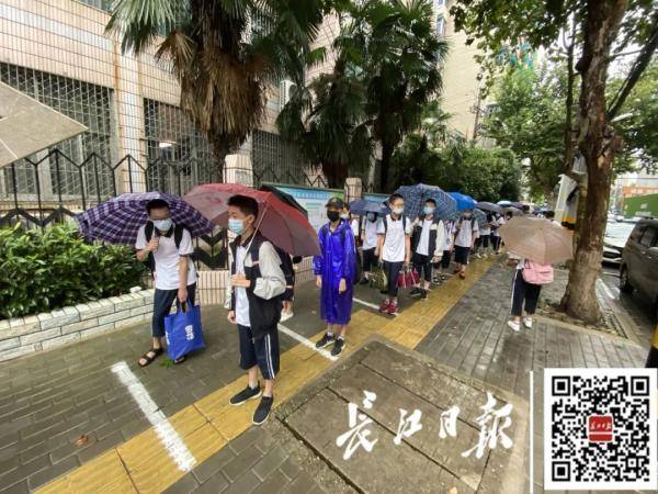 武汉|刚刚，武汉15.8万名初中学子复学！第一课他们高唱国歌