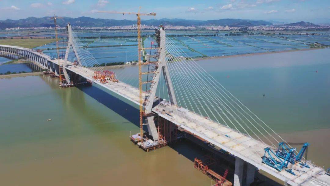 潮汕环线高速公路榕江特大桥主桥顺利合龙