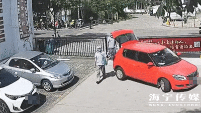 车子|匪夷所思！女子前一秒还在倒车，下一秒自己被卷进车底…