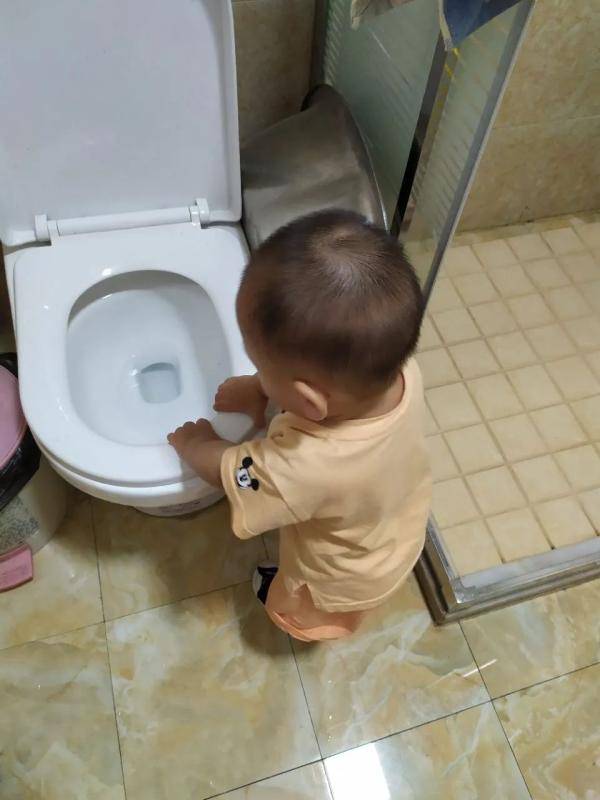 宝宝|杭州宝妈一看崩溃：要疯了！好嫌弃啊宝宝从厕所出来