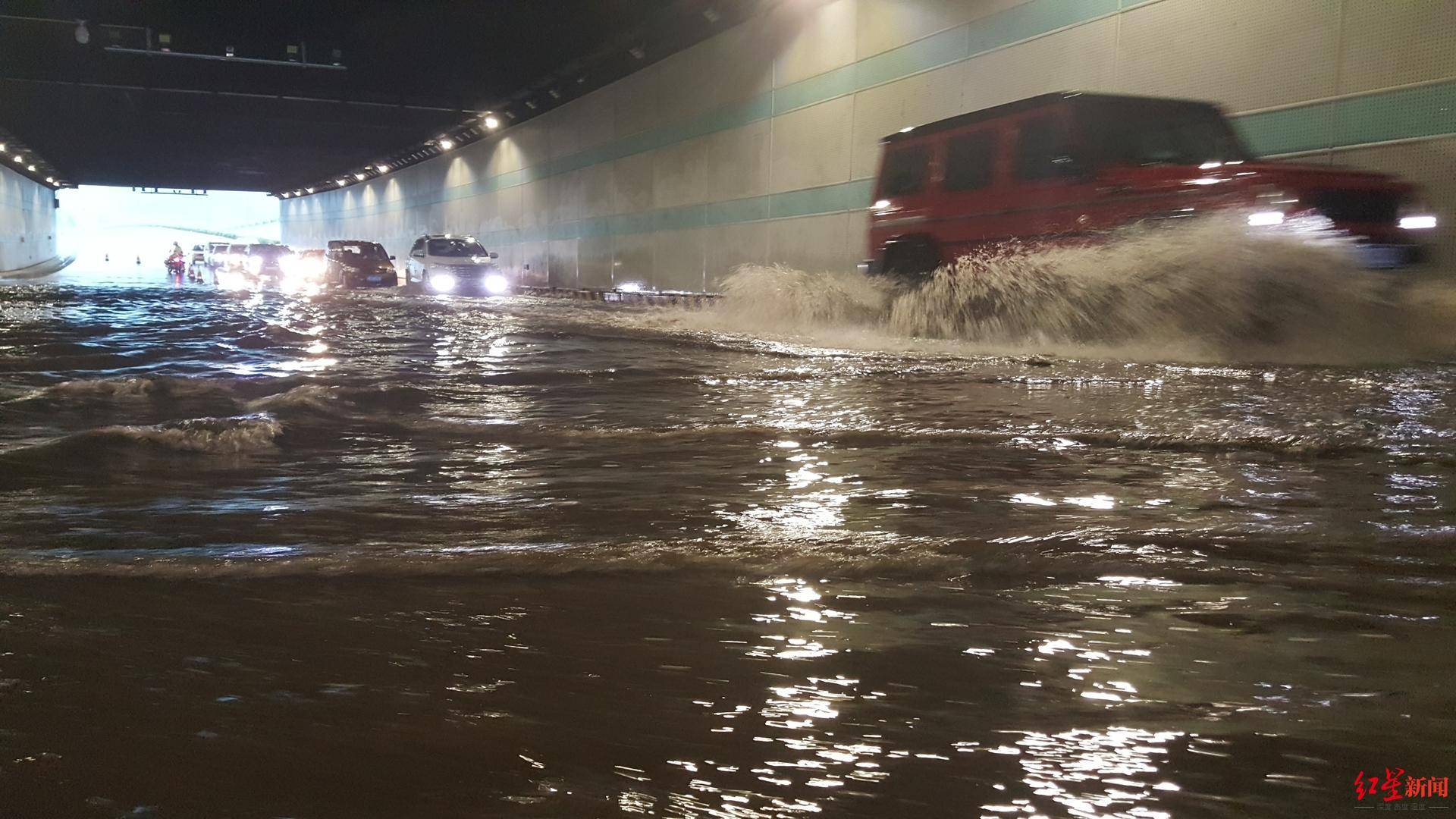 紧急抢险下穿隧道积水严重移动抽水泵车来帮忙