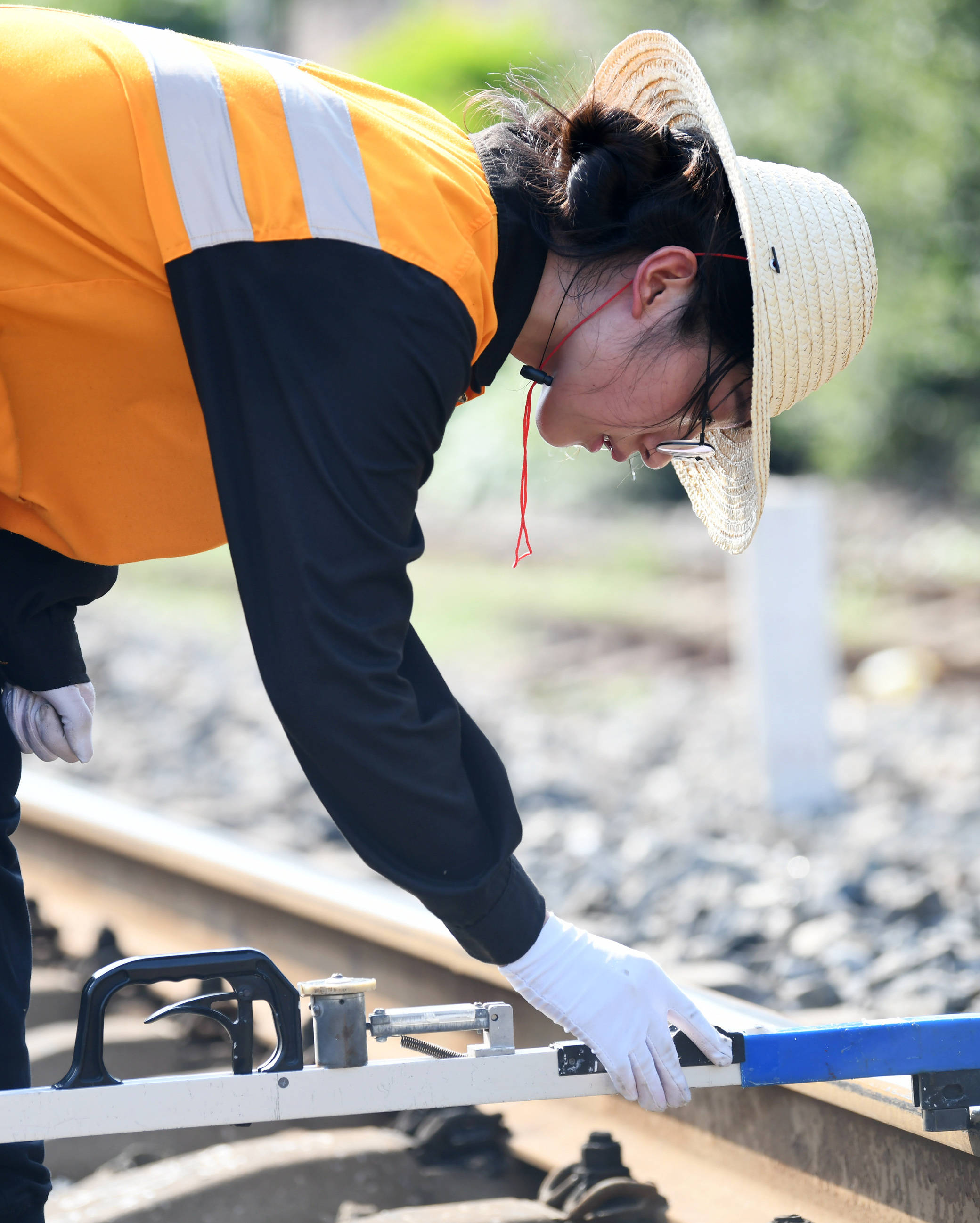 8月10日,西安铁路局西安工务段咸阳线路车间检查工区"女子检查组"杨燕