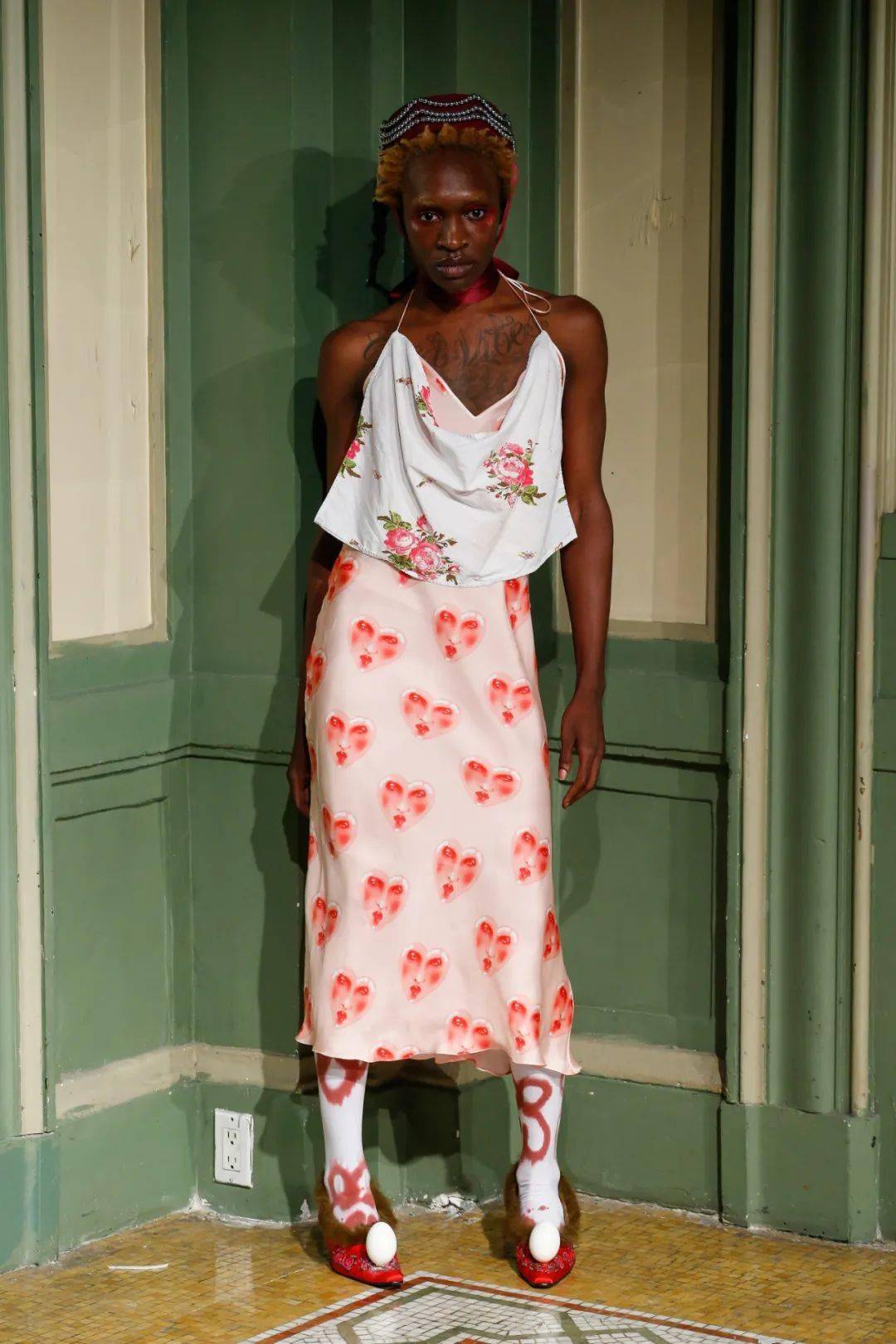 废物|鞋子变花篮，煎蛋做胸衣，他们把“废物”利用玩出了新花样，老改造届设计师了！