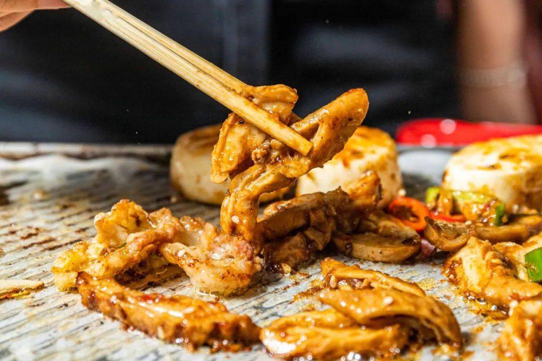 五花肉|这家烤肉店,凭着一口烤酸菜五花肉,圈了无数粉!藏在城院附近