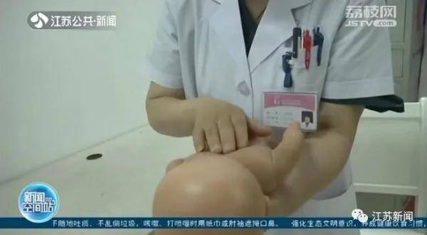 急救|儿子举着手机！一家三口深夜总动员，只因…丈夫模拟呛奶