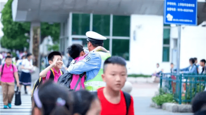 毕业|啥情况？小学毕业照，C位是交警？！