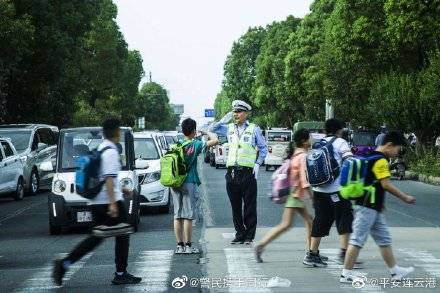 毕业|12张小学毕业照都有他！坐在C位的“奔跑哥”又火了……