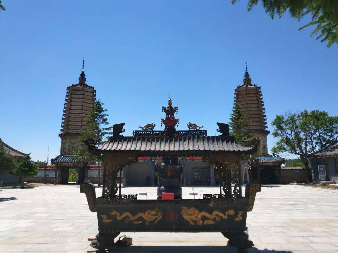 灵山寺,在清代由康熙皇帝颁旨扩建.