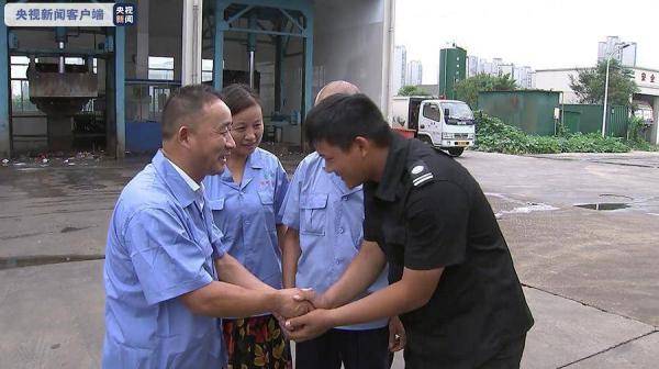 孙浩|环卫工翻遍8吨垃圾 找回学生丢失大学录取通知书