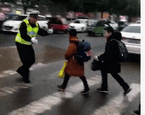 毕业|啥情况？小学毕业照，C位是交警？！