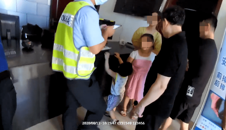 惊!驾驶员赤膊赤脚开车,妻子和女儿坐在后备箱里