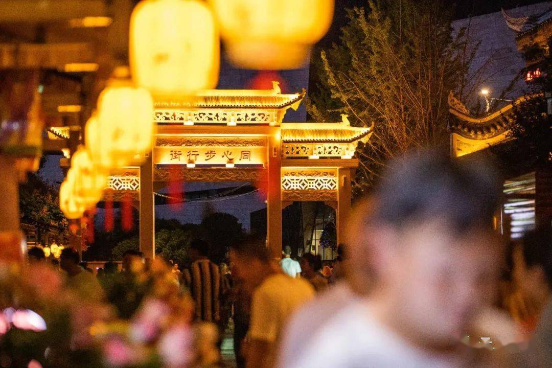 一夜之间,一条风情街燃亮毕节夜市