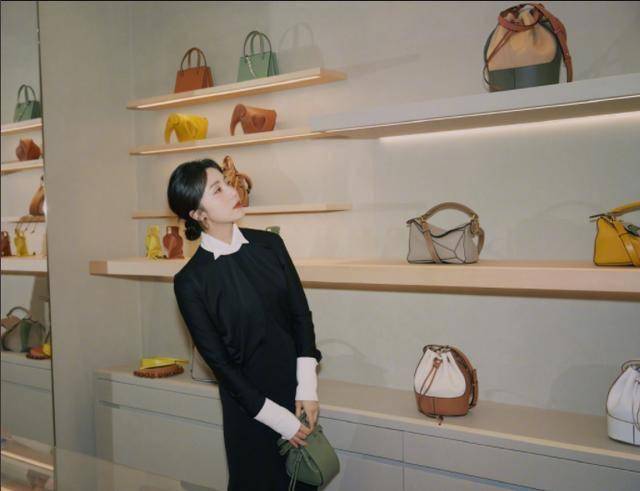 墨镜|孙莉深夜晒美照，戴墨镜穿扮优雅疑接代言，却被赞“多多好漂亮”