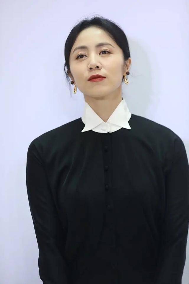 墨镜|孙莉深夜晒美照，戴墨镜穿扮优雅疑接代言，却被赞“多多好漂亮”