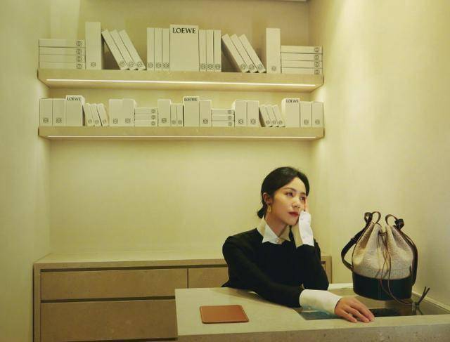 墨镜|孙莉深夜晒美照，戴墨镜穿扮优雅疑接代言，却被赞“多多好漂亮”