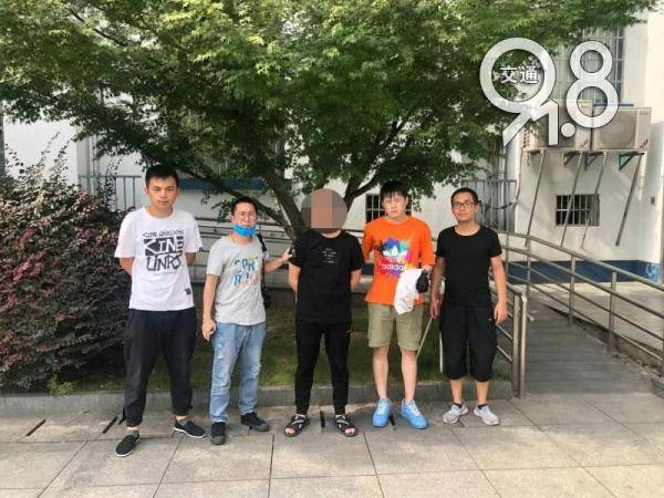 知己|杭州一男子为了红颜知己，拿把小刀凌晨偷偷干这事！