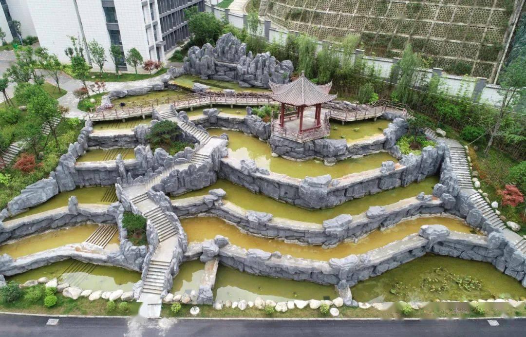 摘帽贫困县7.1亿建豪华中学！当地回应：调查组已去现场