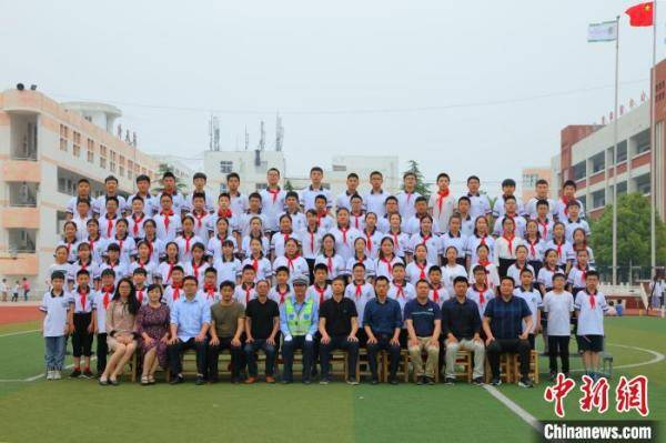 侍东亮|12张都有他！小学毕业照辅警坐C位