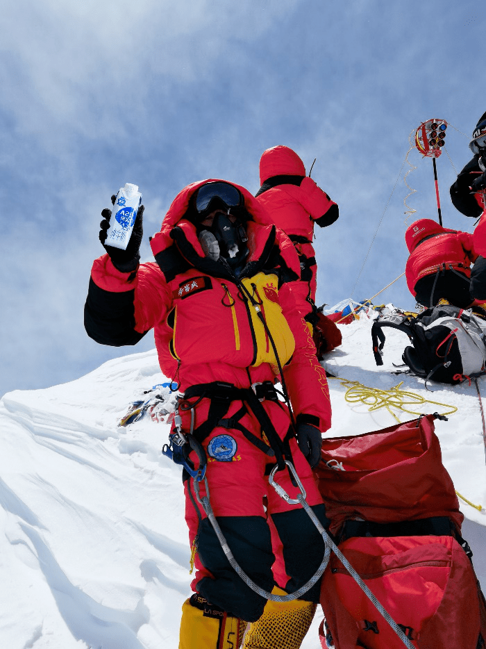 中国登山队说了要想攀登珠峰得靠它