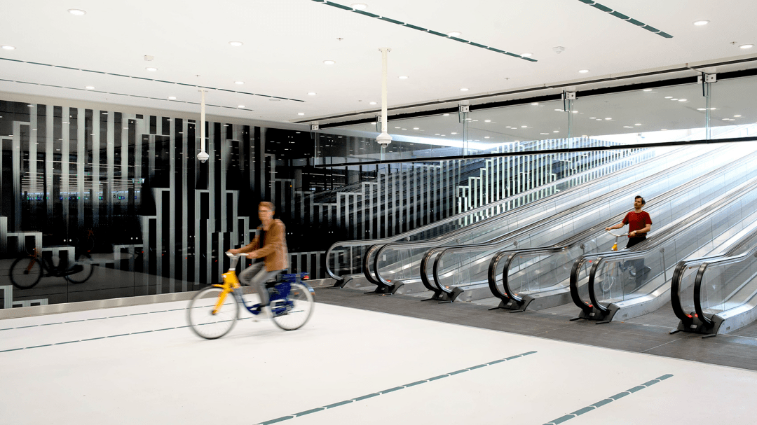 荷兰这个8000㎡自行车停车场，一面沉浸式的玻璃墙美翻了，网友：别人家的“自行车棚”