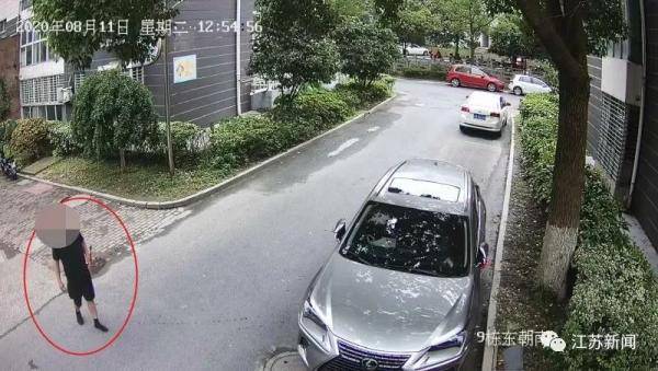 邻居|男子喜提新车烧香图吉利，不料烧了邻居两台车！网友：这下也为邻居提新车了