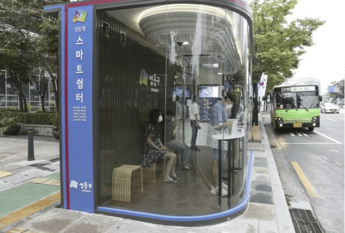 韩国使用高科技公交车候车亭对抗新冠疫情