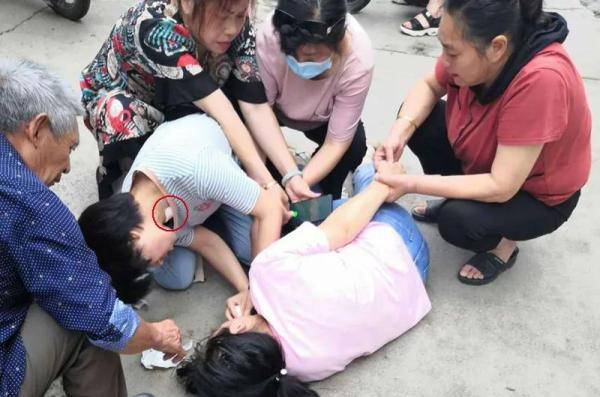 孙金花|她拖着伤腿，跪地救人近20分钟……