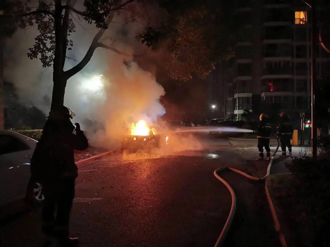 新车|男子喜提新车烧香图吉利，不料烧了邻居两台车