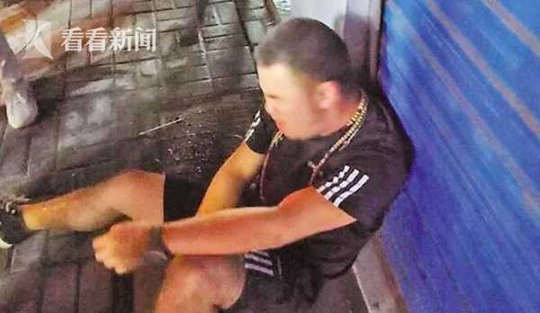 灭火器|凌晨拿餐遇火灾 外卖小哥砸开卷帘门往火场冲…