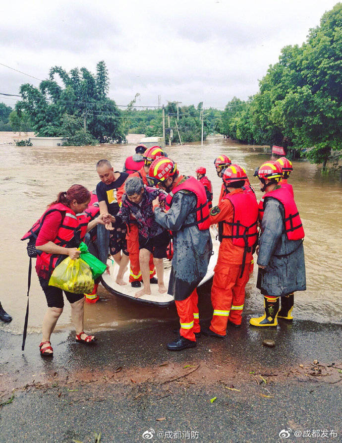 抗洪|成都抗洪前线中让人安全感满满的瞬间