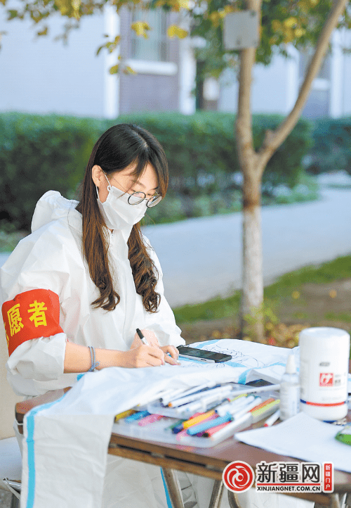 博亚体育app官网入口|
转身 “背”感温暖——社区志愿者防护服卡通涂 鸦通报爱与气力(图5)