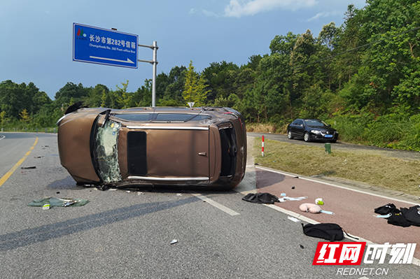 伤者|地方车辆军营门前侧翻漏油 武警官兵7分钟救人除险