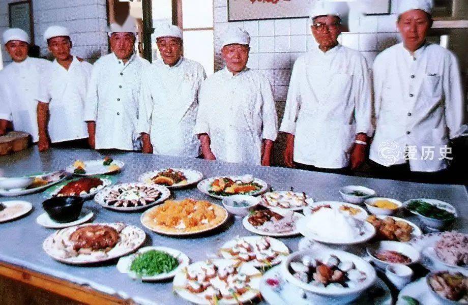 南湖饭店,戴眼镜的是大名鼎鼎的名厨王甫亭,他是"辽菜"的开山鼻祖.