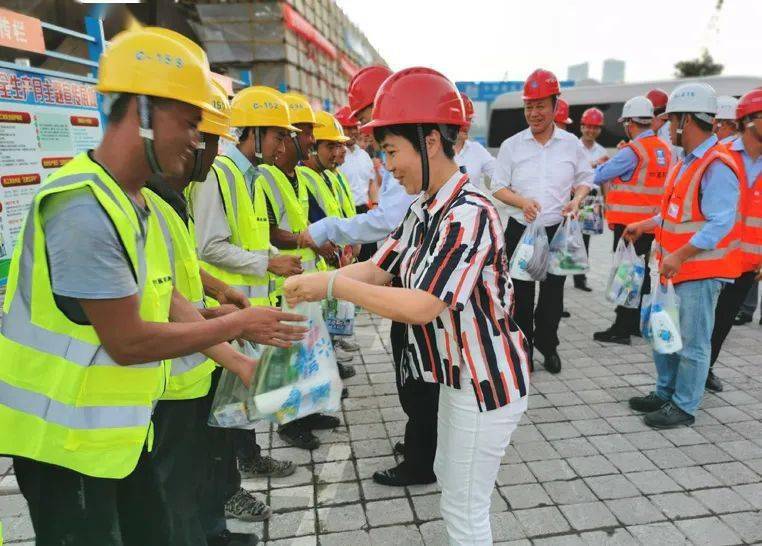 经明嘉骏同志带队高温慰问世博文化公园建设者把汗水化