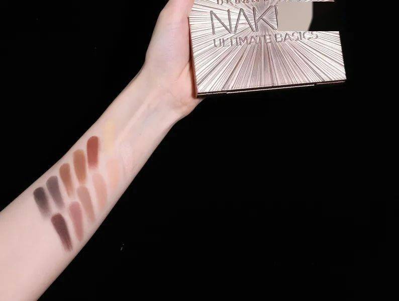 美人|彩妆博主人手一盘的UD眼影，究竟是真好用还是纯跟风？！