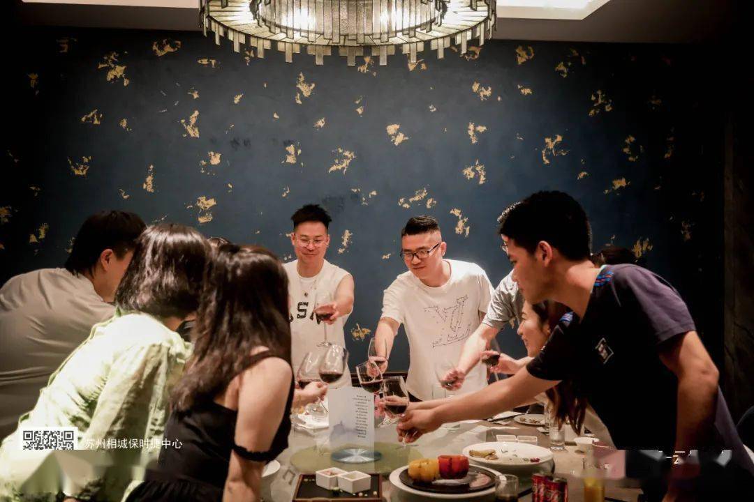 梦境中的温馨，与兄弟共餐，品尝生活的甜蜜