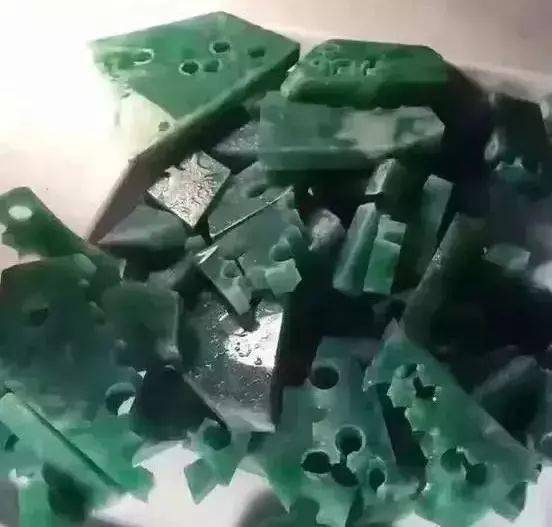 翡翠|清代满绿翡翠珠链现身鉴宝,一颗就值20万?!