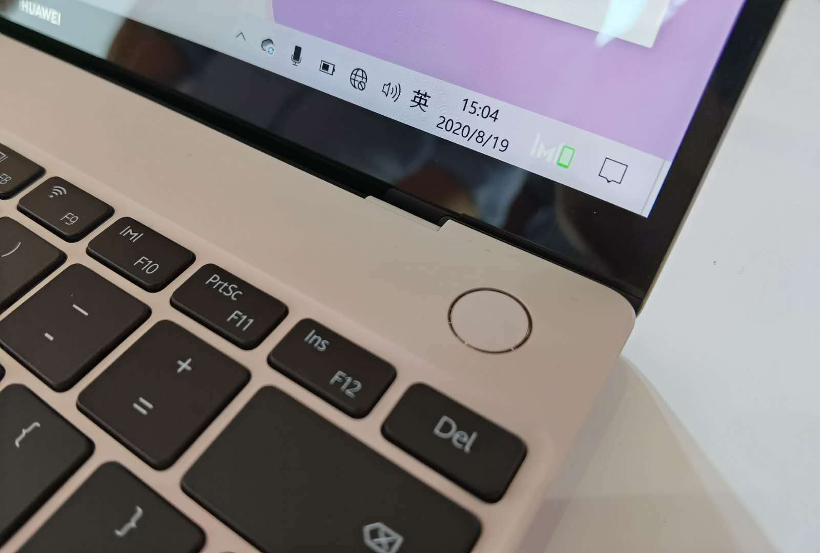 MateBook|华为MateBook X新机速赏：搭载热管链接屏幕转轴技术