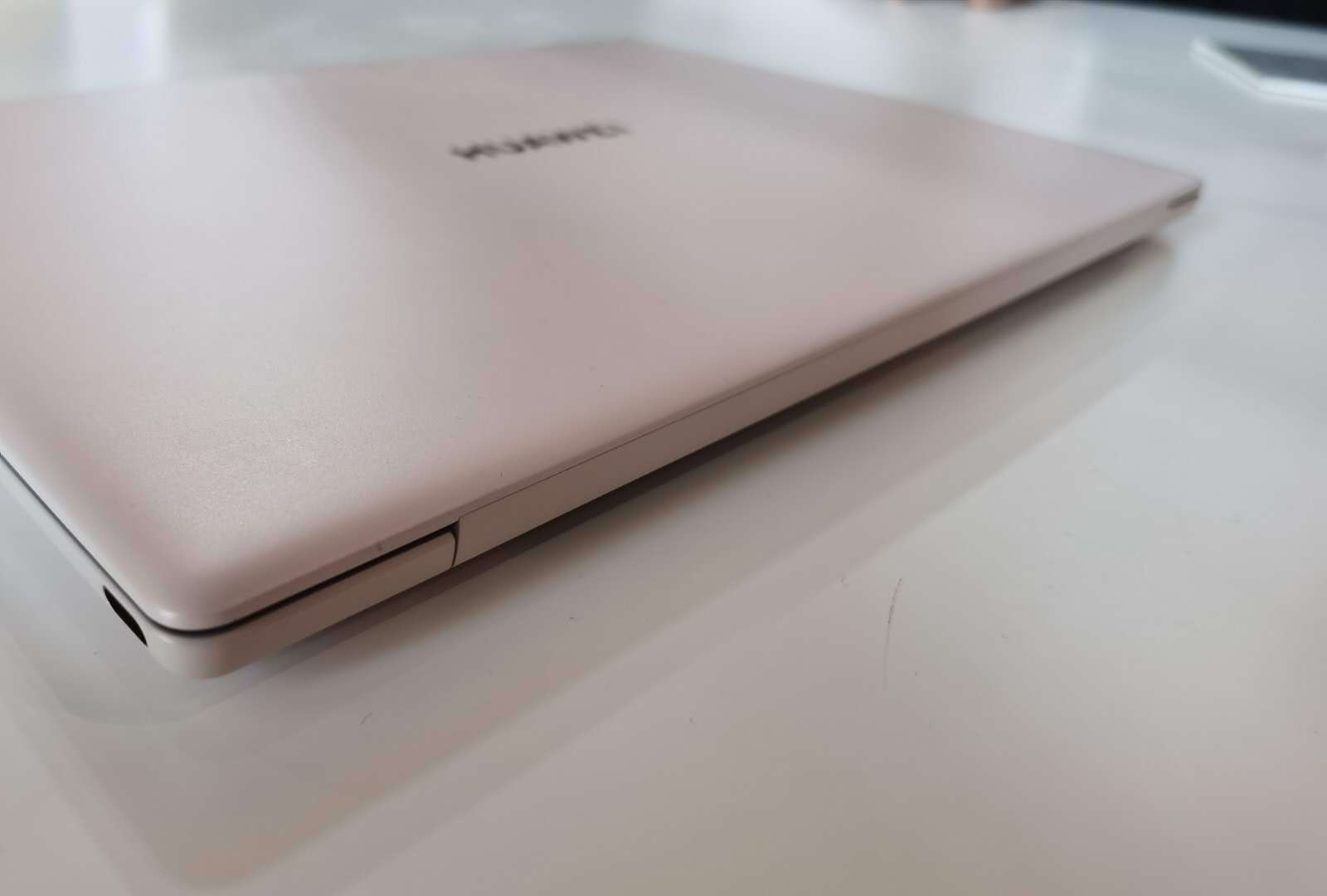 MateBook|华为MateBook X新机速赏：搭载热管链接屏幕转轴技术