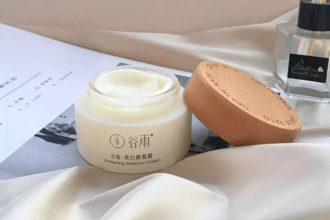 皮肤|43岁的李小冉“怼脸照”曝光，骗了所有人，冻龄女神根本不是天生的！