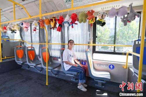 乘客|长沙一公交车挂玩偶为乘客减压