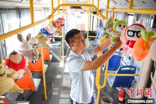 乘客|长沙一公交车挂玩偶为乘客减压
