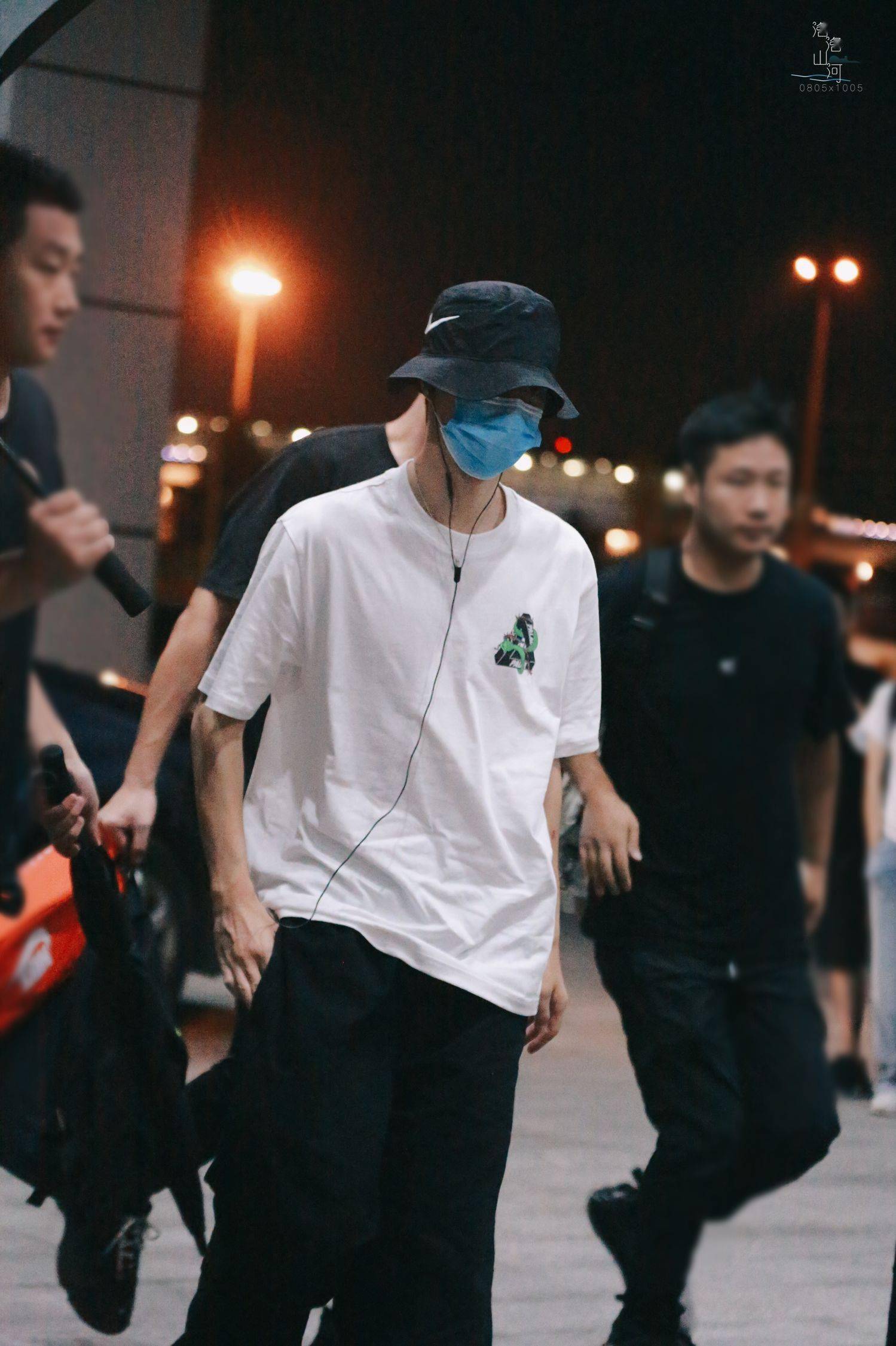 王一博昨晚长沙出发飞往上海 手臂青筋男性荷尔蒙爆棚