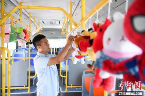 乘客|长沙一公交车挂玩偶为乘客减压