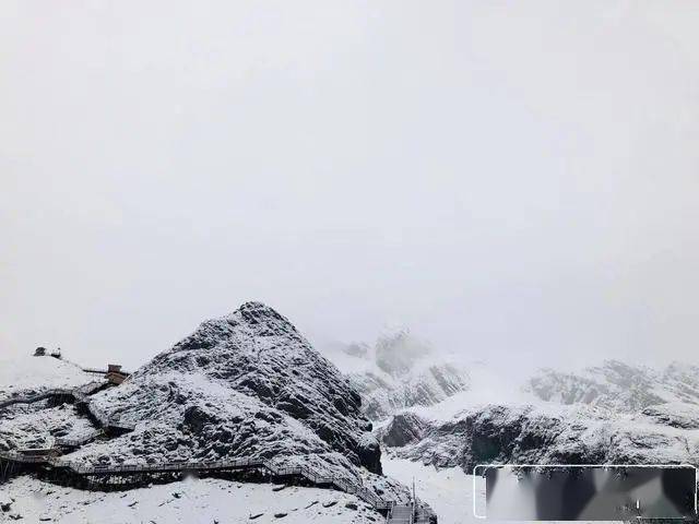 八月飞雪太突然!丽江玉龙雪山,德钦白马雪山下雪了