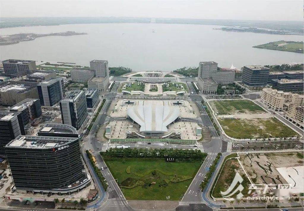 临港新片区一年GDP是多少_一年四季图片(2)