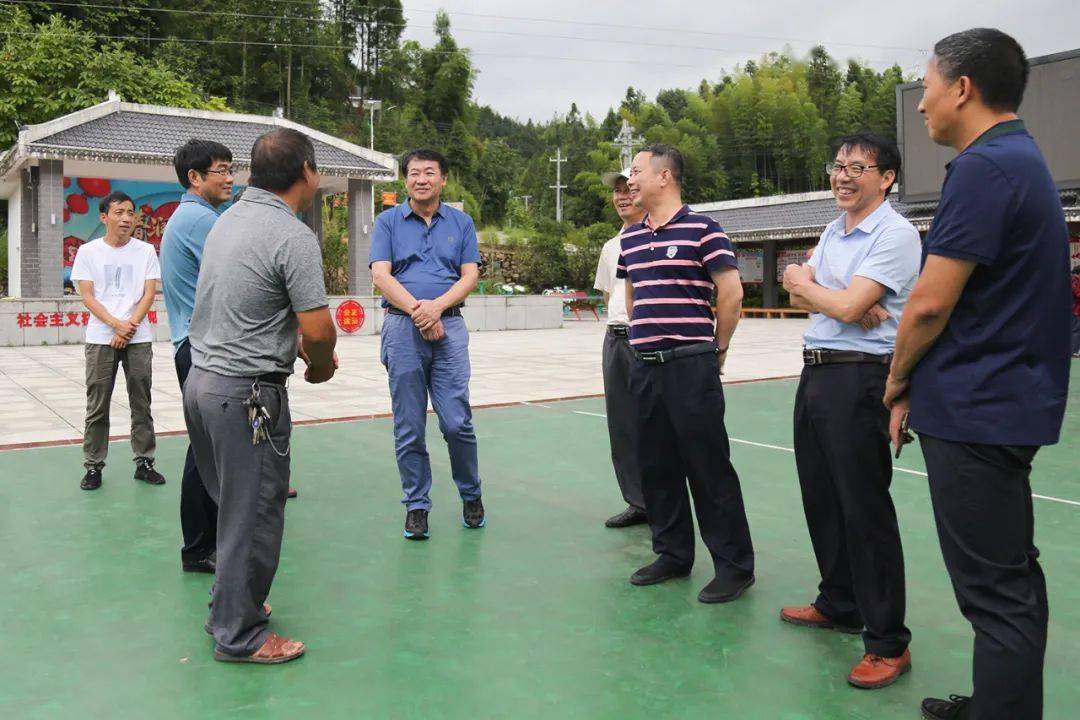 会前,与会人员来到相邻的湖南省桂东县沤江镇金洞村大洞自然村和青竹