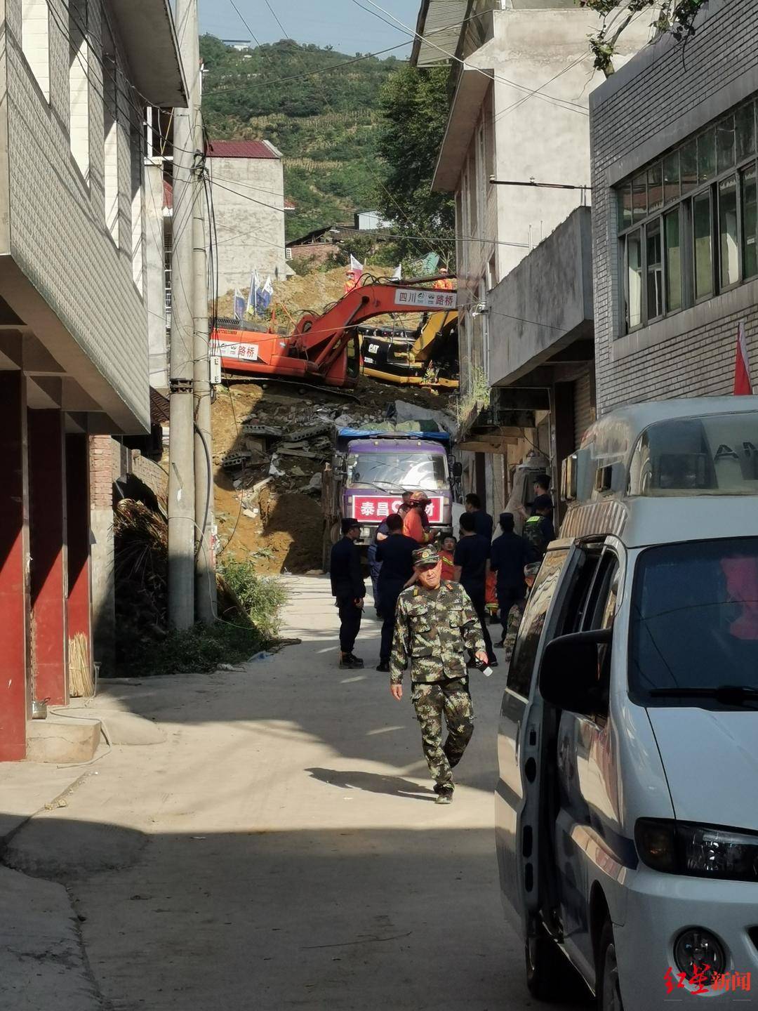 爷爷|雅安汉源滑坡：当地曾喊撤离，邻居家爷爷抱孙子逃生全身是泥