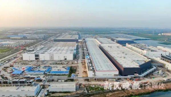 临港新片区一年GDP是多少_一年四季图片