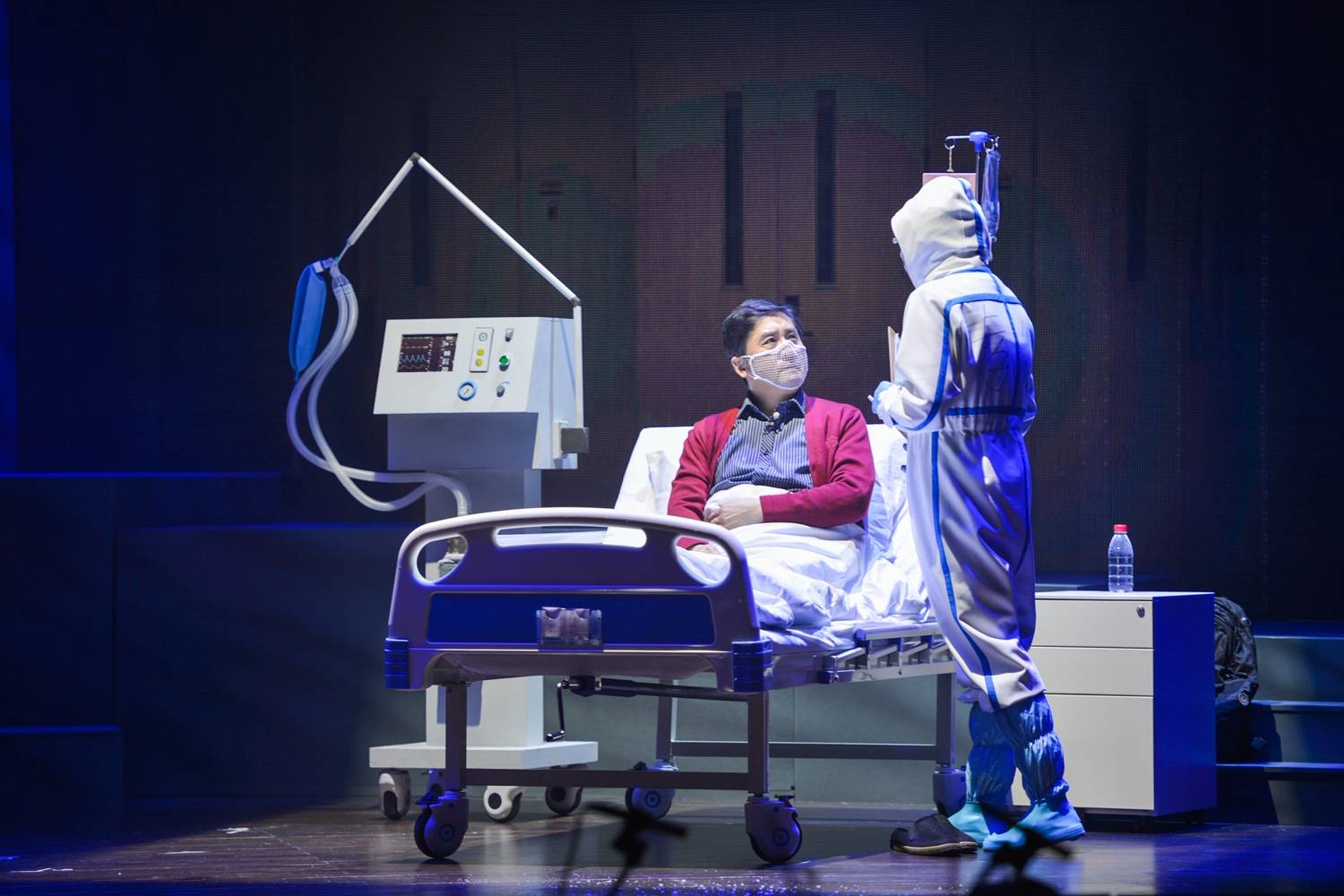 沪剧|首部抗疫题材沪剧《玉兰花开》试演：防护服与口罩都还原了